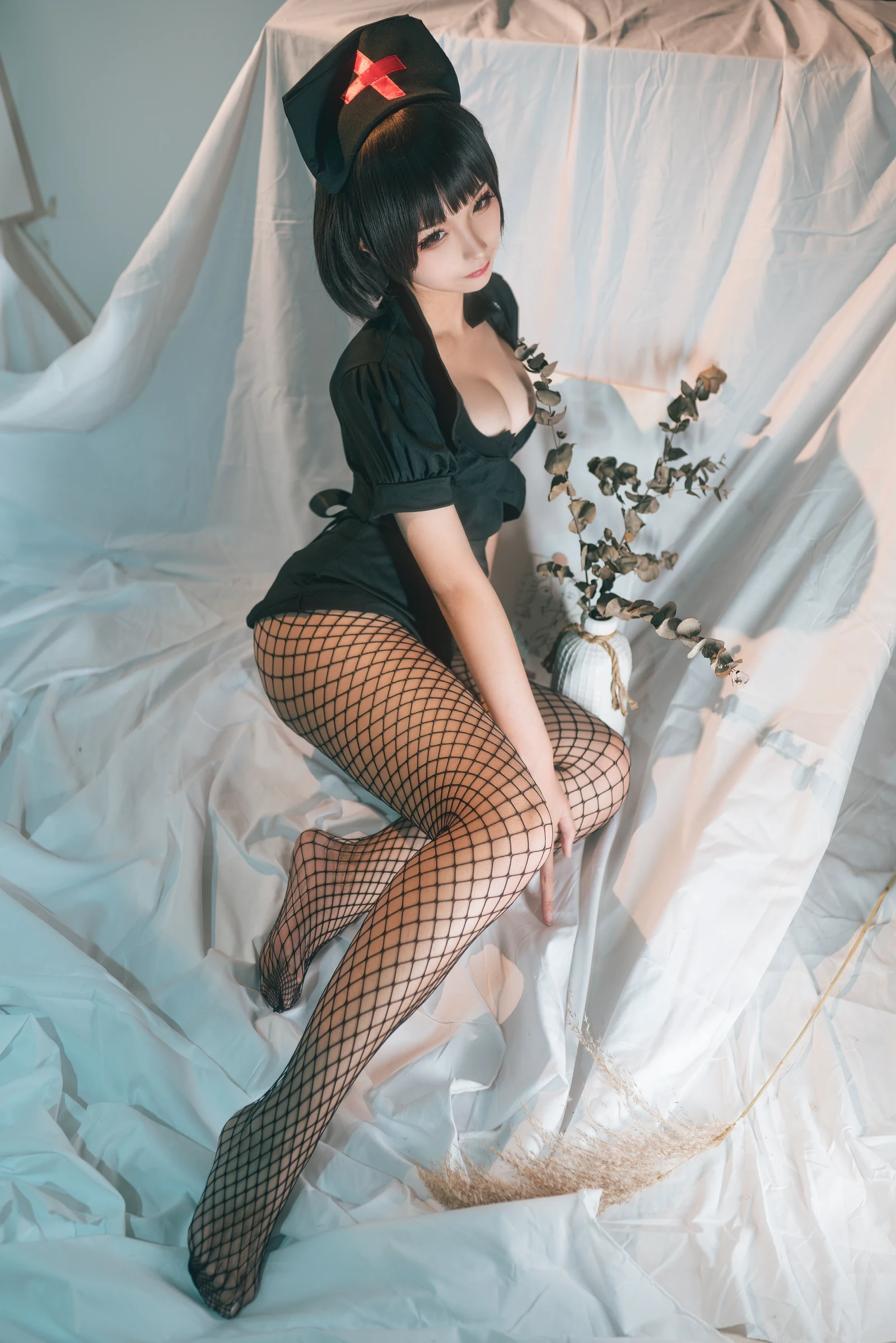 (9)